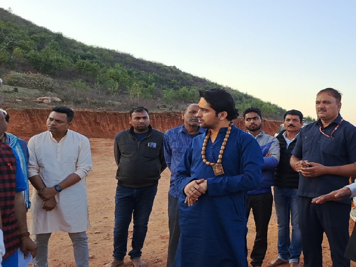  પર્ચી પર લખીને લોકોના મનની વાત કહેવાનો દાવો કરનારા બાગેશ્વર ધામના પીઠાધીશ્વર પંડિત ધીરેન્દ્ર કૃષ્ણ શાસ્ત્રી ખૂબ જ ચર્ચામાં છે. પાડોશી દેશ પાકિસ્તાનમાં તેમના નામની ચર્ચાઓ થવા લાગી છે. આ રીતે ધીરેન્દ્ર કૃષ્ણ શાસ્ત્રી બાગેશ્વર ધામ મહારાજમાંથી ગ્લોબલ બાબા બની ગયા છે. હાલમાં તે ખાસ તૈયારીઓમાં વ્યસ્ત છે. તેનું મહત્વ એ વાત પરથી સમજી શકાય છે કે તે પોતે તેની દેખરેખ કરી રહ્યા છે.