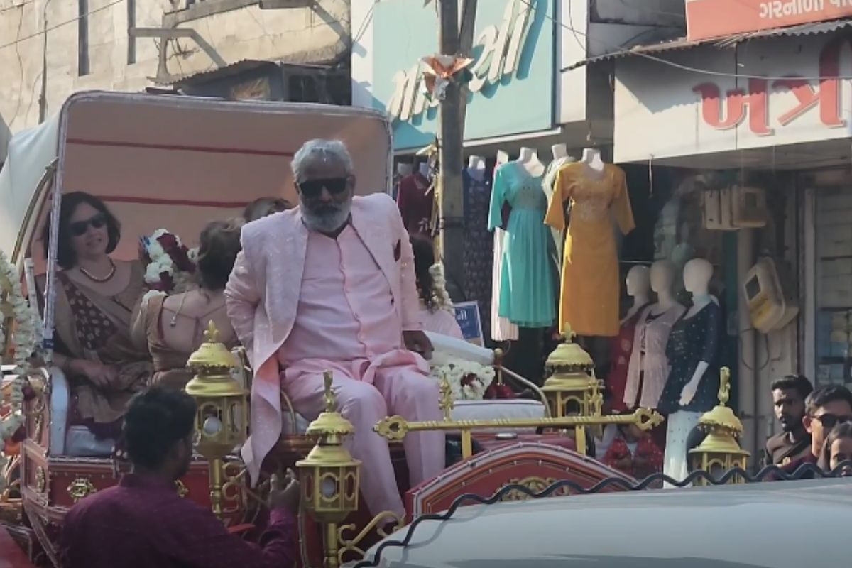  છોટાઉદેપુર: ગુજરાત સહિત દેશભરમાંથી અનેક લોકો પોતાનું કરિયર બનાવવા માટે વિદેશ જવાનું પસંદ કરે છે. જેમાંથી કેટલાક તો ત્યાં જ સ્થાયી થઈ જતા હોય છે. પરંતુ પોતાના વતનને ક્યારેય ભૂલી શકતા નથી. આપણે અનેકવાર દેશી વરરાજા અને વિદેશી દુલ્હનના કિસ્સા જોયા છે. આજે તમને એવી જ એક 25 વર્ષ જૂની લવસ્ટોરી બતાવી રહ્યા છે.
