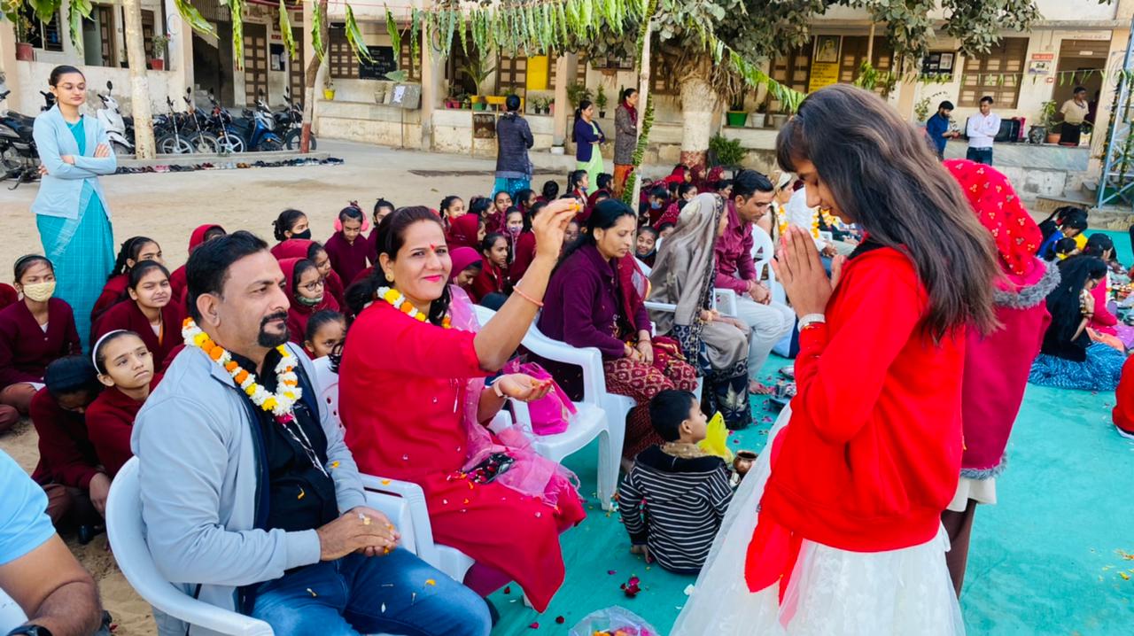  Nilesh Rana, Banaskantha: બનાસકાંઠાના ડીસામાં વેલેન્ટાઈન ડે ની અનોખી રીતે ઉજવણી કરવામાં આવી હતી. શાળાના બાળકોએ પશ્ચિમી સંસ્કૃતિનું આંધળુ અનુકરણ કરવાને બદલે આજે ભારતીય સંસ્કૃતિ મુજબ માતા-પિતાનું પૂજન કરી આશીર્વાદ મેળવી વેલેન્ટાઈન ડે ની ઉજવણી કરાઇ હતી.