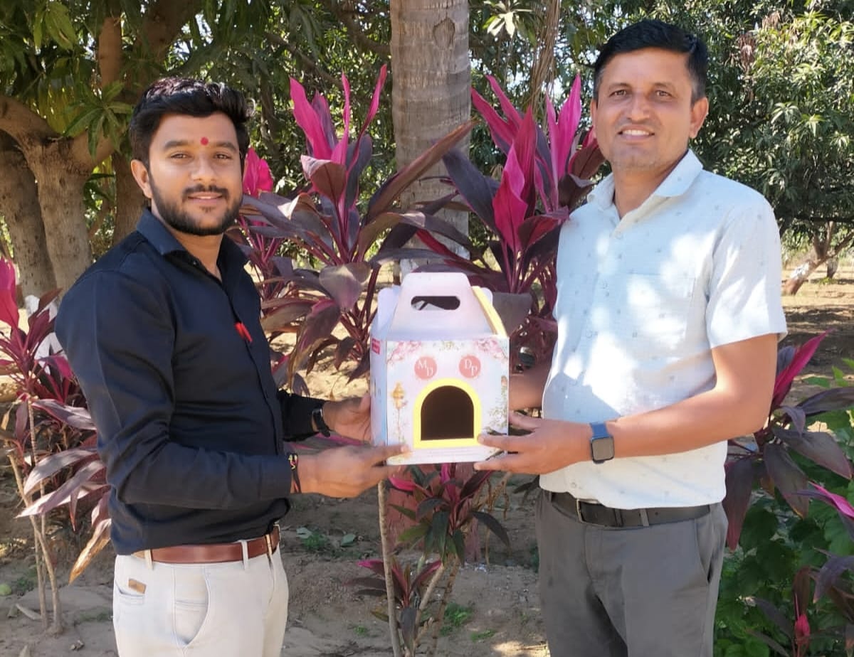  Nilesh Rana, Banaskantha: બનાસકાંઠાનાં ડીસાનાં વાસણા નવા ગોળિયા ગામનાં પ્રકૃતિ પ્રેમી મુકેશભાઇ માળીએ પોતાનાં લગ્નની અનોખી કંકોત્રી બનાવી છે. આ કંકોત્રીમાંથી પક્ષીઘર બનાવી શકાશે. તેમજ લગ્નમાં ફટકાડા, પાર્ટી, વરઘોડા સહિતનાં ખર્ચ બંધ કરી દીધો છે. એક કંકોત્રી પાછળ 100 રૂપિયા જેટલો ખર્ચ થયો છે.