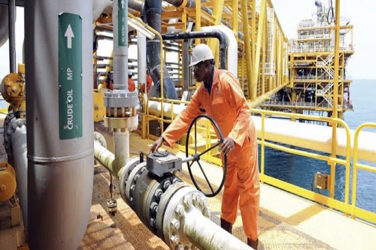 Crude Oil: રશિયાના ક્રૂડ ઓઈલ પર પ્રતિબંધથી ભારતને કેટલો ફાયદો? કોણ ચાલી રહ્યું છે આ ચાલ!