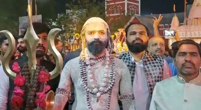  રાજેશ જોષી, ગોધરા: સામાન્ય રીતે શિવરાત્રી મહાપર્વના દિવસે ભગવાન શંકર અને પાર્વતી માતાજીનું મિલન થયું હોવાથી સનાતન હિન્દુ સંસ્કૃતિમાં કોઈ લગ્ન પ્રસંગ યોજાતો નથી.જોકે ગોધરાના એક શિવ ભક્ત યુવક રિષભ પટેલે પોતાના લગ્નનું શિવરાત્રીના દિવસે જ ભવ્ય આયોજન કરી પોતાની શિવ ભક્તિને અનોખી રીતે ઉજાગર કરી છે. રિષભ પટેલ વરઘોડામાં પણ શિવ વેશભૂષા સાથે જ વાજતે ગાજતે નીકળ્યો હતો અને ત્યારબાદ લગ્નવિધિ પણ અંકલેશ્વર મહાદેવ મંદિરમાં જ સંપન્ન કરી હતી.
