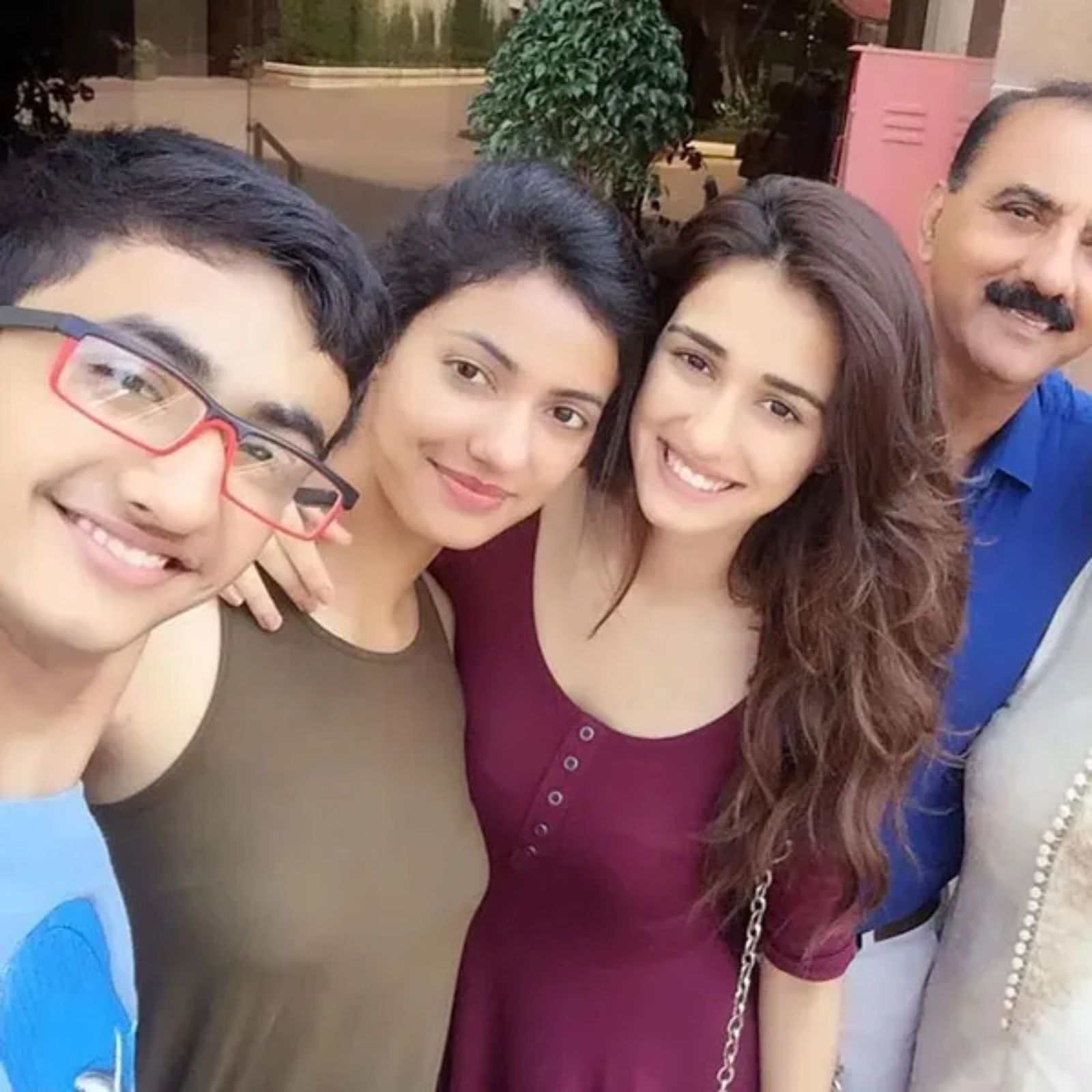  Disha Patani Sister : બોલિવૂડ એક્ટ્રેસ દિશા પટની જેટલી એમ્બિશિયસ છે તેટલી જ ફેમિલી ઓરિએન્ટેડ પણ છે. પરંતુ આજે અમે તમને દિશા વિશે નહીં પરંતુ તેના પરિવાર વિશે, ખાસ કરીને તેની બહેન ખુશ્બુ વિશે જણાવીશું. કોણ છે ખુશ્બૂ પટની અને દિશાની સાથે તેણે પણ પોતાની ફેન ફોલોઈંગ બનાવી લીધી છે.