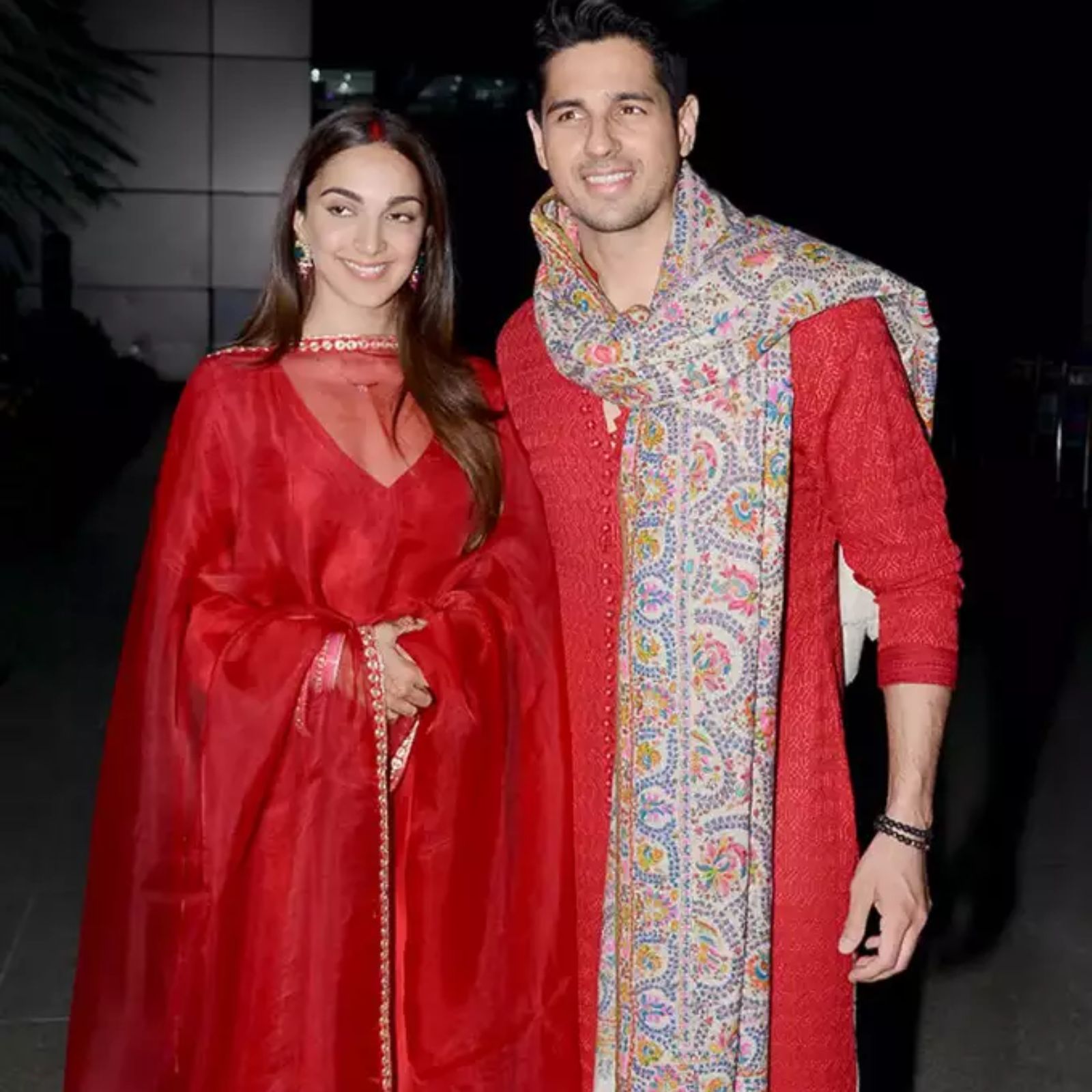  સિદ્ધાર્થ મલ્હોત્રા (Sidharth Malhotra) અને કિયારા અડવાણીએ (Kiara Advani) 7 ફેબ્રુઆરીએ એકબીજા સાથે સાત ફેરા લીધા છે. તે જ સમયે, તે લગ્ન પછી સીધા હનીમૂન પર જવાને બદલે તેઓ પોતાના દિલ્હી સ્થિત ઘરે પહોંચી ગયા છે. જ્યાં સાસરિયાંમાં લગ્ન પછીની વિધિઓ કરવામાં આવી રહી છે.