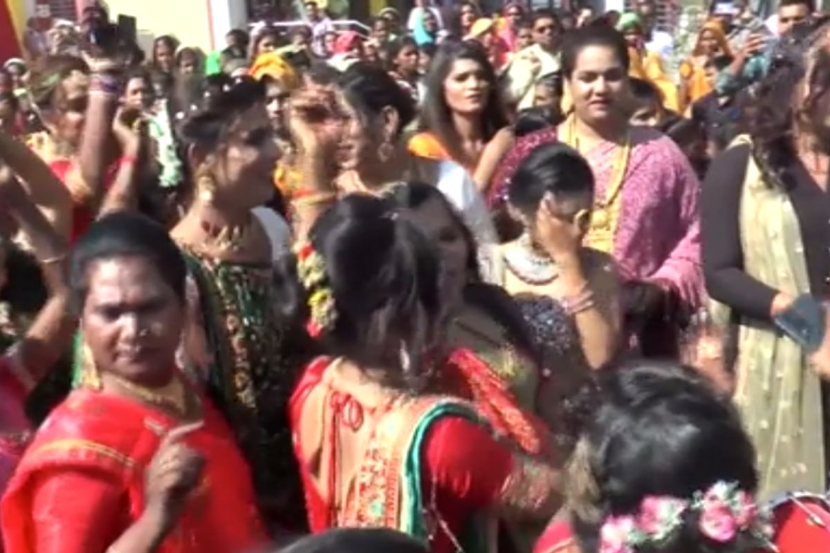  ગોધરા: ગોધરામાં કિન્નર સમાજે સમાજમાં માનવતા અને માણસાઈનો દાખલો પૂરો પાડ્યો છે. કિન્નર સમાજના સંગીતા દેએ દત્તક લીધેલી કન્યાના આજ રોજ લગ્ન કરાવી સમાજમાં ઉદાહરણરૂપ દાખલો બેસાડ્યો છે. સંગીતા દેએ વર્ષો અગાઉ દારૂણ સ્થિતિમાં જીવન વ્યતિત કરતી પાંચ દીકરીઓને દત્તક લીધી હતી. કિન્નરોએ પાંચેય દીકરીઓના અભ્યાસ સહિતનો તમામ ખર્ચ ઉપાડ્યો છે. આજ રોજ ધામધૂમપૂર્વક કિન્નરોએ સૌથી મોટી દીકરી જાગૃતિના લગ્ન ભારે ઉત્સાહ સાથે કર્યા છે. લગ્ન પ્રસંગે મોટી સંખ્યામાં કિન્નર સમાજના લોકો સહિત સગા-સંબંધીઓએ હર્ષોલ્લાસ સાથે હાજરી આપી હતી. કિન્નરોએ જાણે પોતાની દીકરી હોય એવા હરખ સાથે લગ્ન પ્રસંગ કર્યો હતો. હિંદુ શાસ્ત્રોક્તવિધિ પ્રમાણે લગ્નની તમામ વિધિ કરવામાં આવી હતી ત્યારે દીકરીએ પણ કિન્નરોના આશીર્વાદ લઈ પ્રભુતામાં પગલાં પાડ્યા હતા.