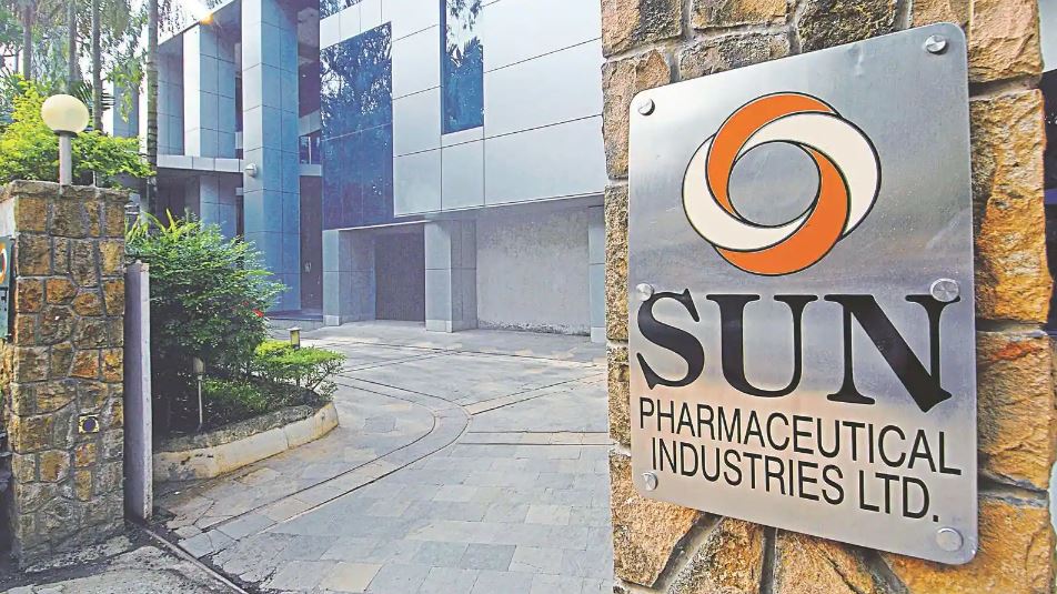  સન ફાર્માસ્યુટિકલ ઇન્ડસ્ટ્રીઝે (Sun Pharmaceutical Industries) 31 ડિસેમ્બર, 2022ના રોજ પૂરા થયેલા ત્રિમાસિક ગાળામાં 2,166 કરોડ રૂપિયાના એકીકૃત નફામાં (consolidated profit) 5 ટકાની વૃદ્ધિ નોંધાવી છે, જે એક વર્ષ પહેલાં 2,059 કરોડ રૂપિયા હતી. સપ્ટેમ્બર ક્વાર્ટરમાં નોંધાયેલા રૂ. 2262 કરોડની સામે ચોખ્ખો નફો 4 ટકા ઘટ્યો હતો. ભારતીય ફાર્મા કંપની માટે કામગીરીથી કન્સોલિડેટેડ આવક (consolidated Income) 14 ટકા વધીને રૂ. 11,241 કરોડ થઈ હતી, જે ડિસેમ્બર 2021ના ત્રિમાસિક ગાળામાં રૂ. 9,863 કરોડ હતી. Q2FY23માં આવક રૂપિયા 10,952 કરોડ રહી હતી.