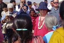 સુરેન્દ્રનગર: હિલેરી ક્લિન્ટને અગરીયાઓની મુલાકાત લીધી, 50 હજાર મિલિયન ડોલર સહાય જાહેર કરી