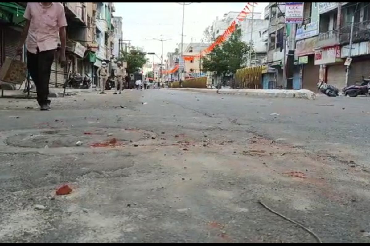  વડોદરામાં રામનવમીની બે શોભાયાત્રા પર અસામાજિક તત્વોએ પથ્થરમારો કરી છમકલું કહ્યું હતું. ત્યારે વધુ એકવાર કોમવાદ ફેલાવવાનો અસફળ પ્રયત્ન કરવામાં આવ્યો હતો.