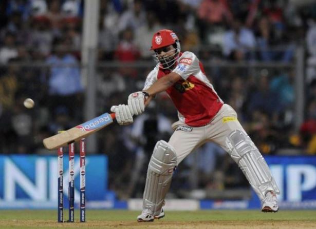  તમને જાણીને નવાઈ લાગશે કે IPL ના ઇતિહાસમાં ભારત તરફથી યુવરાજ સિંહ કે મહેન્દ્ર સિંહ ધોનીએ IPLમાં સૌથી લાંબી સિક્સ નથી ફટકારી, પરંતુ આ કામ ટીમ ઈન્ડિયાના ભૂતપૂર્વ ફાસ્ટ બોલર પ્રવીણ કુમારે કરી બતાવ્યું હતું. પ્રવીણ કુમારે 2008માં IPLમાં 124 મીટરની લાંબી સિક્સ ફટકારી હતી, જે આ T20 લીગમાં  કોઈ પણ ભારતીય દ્વારા અત્યાર સુધીની સૌથી લાંબી સિક્સ છે. પ્રવીણે રોયલ ચેલેન્જર્સ બેંગ્લોર તરફથી રમતા રાજસ્થાન રોયલ્સ સામે આ કારનામું કર્યું હતું. આ લીગમાં સૌથી લાંબી સિક્સ ફટકારવાના મામલે પ્રવીણ ઓવરઓલ બીજા સ્થાને છે. (BCCI)