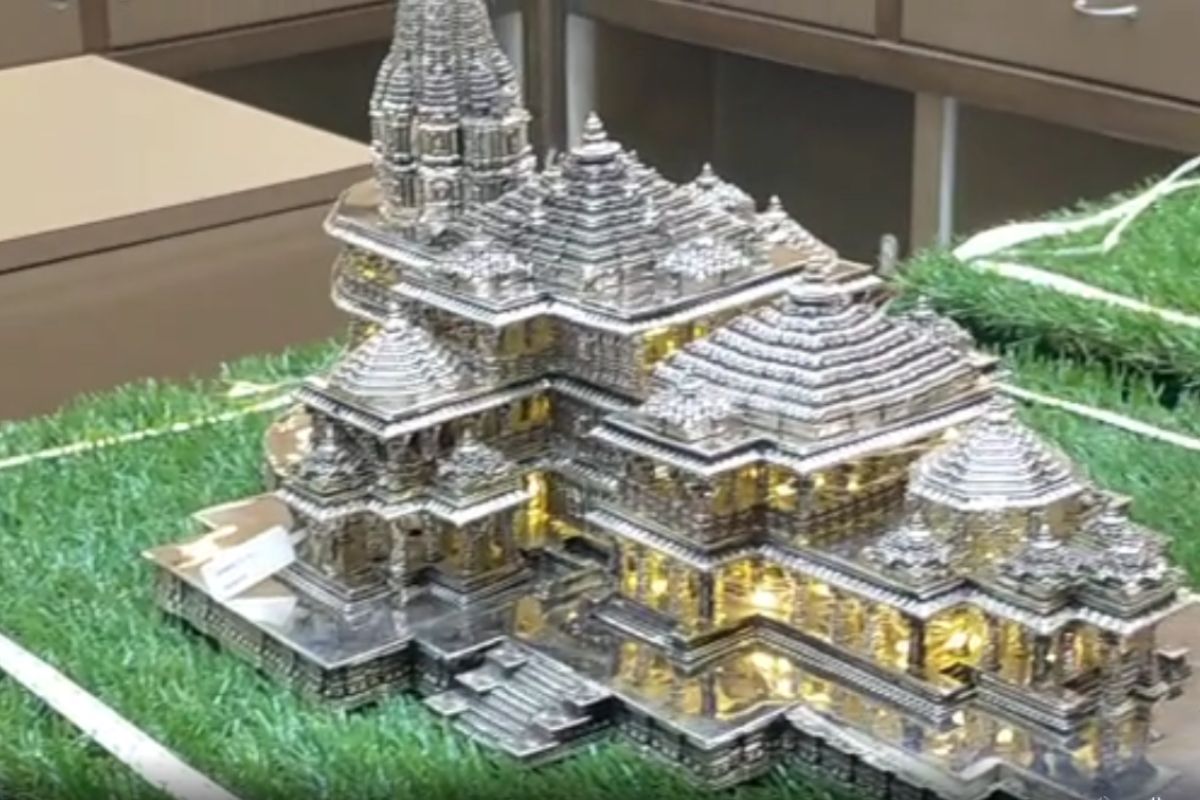  કિર્તેશ પટેલ, સુરતઃ શહેરના એક જ્વેલર્સે ચાંદીથી ચાર રામ મંદિરની પ્રતિકૃતિ બનાવી છે. આ ચારેય પ્રતિકૃતિ 600 ગ્રામથી લઈને 5 કિલો સુધીનું વજન ધરાવતી અલગ અલગ પ્રતિકૃતિઓ સામેલ છે. આગામી દિવસમાં એક મહિના સુધી આ મંદિરનું પ્રદર્શન ગોઠવવામાં આવશે અને જાહેર જનતા તેને જોઈ શકશે.
