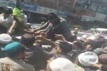 VIDEO: પાકિસ્તાનમાં રમઝાનમાં એક દિવસ નીકાળવો મુશ્કેલ બન્યો, લોટ માટે પબ્લિકમાં લૂંટફાટ
