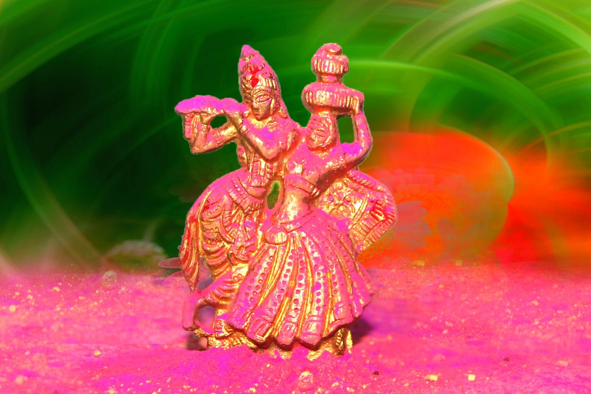  ધર્મ ડેસ્ક: સનાતન ધર્મમાં વર્ષના પહેલા તહેવાર તરીકે હોળીનો પર્વ ઉજવવામાં આવે છે. હોળીના માત્ર પાંચ દિવસ પછી દેવ હોળી કે રંગ પંચમીનો પર્વ ઉજવવામાં આવે છે. આજે રંગ પંચમી છે. આ દિવસે લોકો રંગો અને ગુલાલ ઉડાડીને તેમની ખુશી મનાવે છે. આ સિવાય ઘણી જગ્યાએ આ દિવસે રાધા રાણી અને કૃષ્ણને અબીર અને ગુલાલ ચઢાવવામાં આવે છે. આ ઉપરાંત આ દિવસે શોભાયાત્રા પણ કાઢવામાં આવે છે અને હોળીની જેમ દેવ હોળીના દિવસે પણ લોકો એકબીજાને રંગ અને અબીલ લગાવે છે. રંગપંચમીનો તહેવાર ઉજવવા પાછળ એક ખાસ તર્ક છે. લોકો માને છે કે, આ દિવસે વાતાવરણમાં રંગો ઉડાડવાથી વાતાવરણ સકારાત્મક બને છે આ સાથે લોકોની વિચારવાની અને સમજવાની ક્ષમતા વધે છે.1 તેની સાથે લોકોને પુણ્ય પણ મળે છે.
