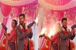 Sparkle Gun સાથે લગ્નના દિવસે પોઝ આપી રહ્યું હતું કપલ, પછી જે થયું...