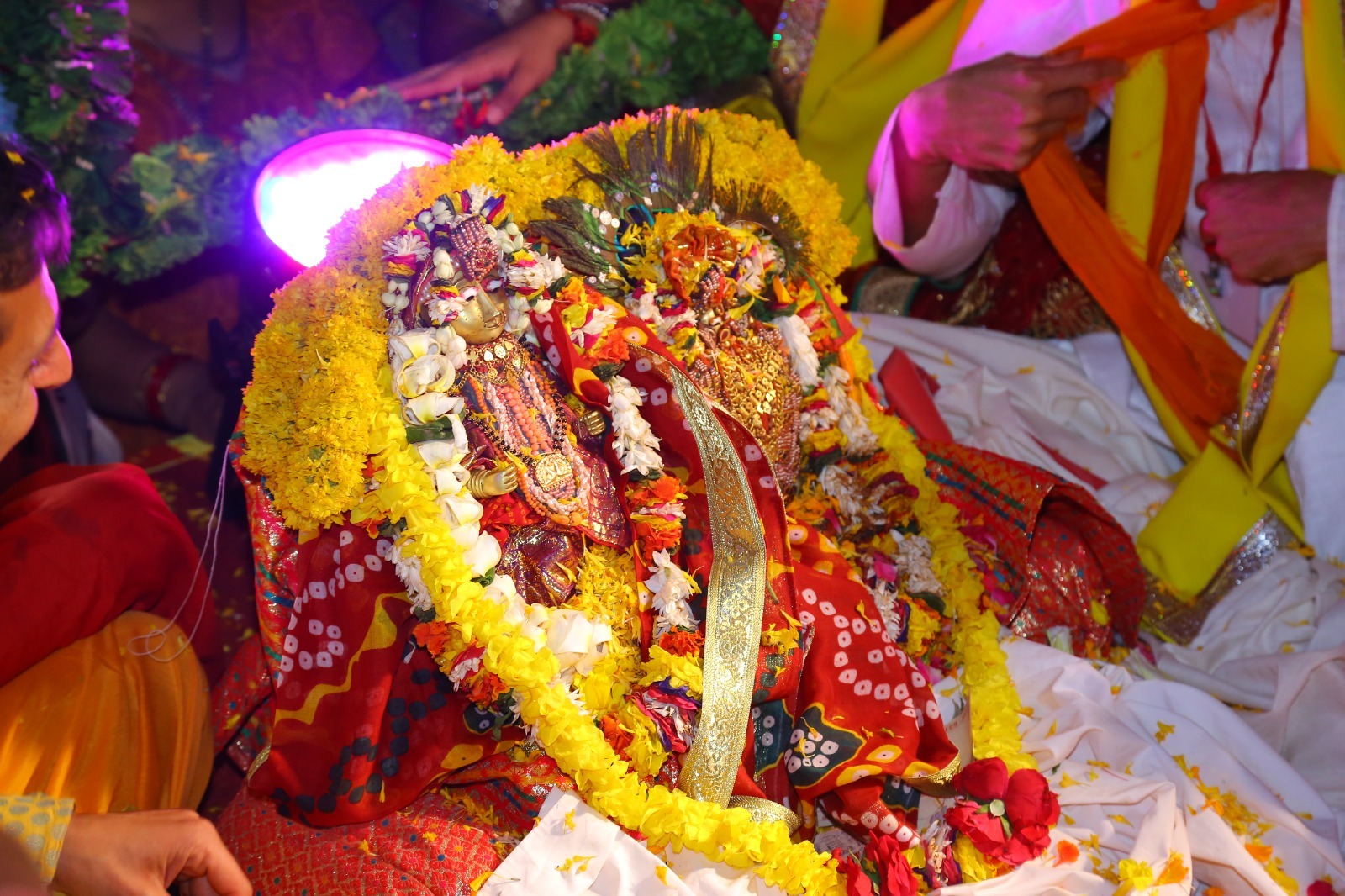  Gayatri Chauhan, Porbandar : સૌરાષ્ટ્રનું દરિયાકાંઠાનું માધવપુર અને માધવપુરથી 3000 કિમી જેટલા દૂર ઉત્તર પૂર્વના રાજ્યો છતાં બંને પ્રદેશ વચ્ચે એવો ઊંડો નાતો છે, જે યુગોથી લોકોના હૃદયમાં છે. આ નાતો વર્ષોથી ભારત વર્ષની બે સંસ્કૃતિની મિશાલ બનીને પ્રજ્વલિત રહ્યો છે અને તેના મૂળમાં છે ભગવાન શ્રી કૃષ્ણ અને રૂક્ષ્મણીના વિવાહ. પૌરાણિક કથાઓ સાહિત્યક ઉલ્લેખો અનુસાર ભગવાન શ્રીકૃષ્ણના લગ્ન પોરબંદર નજીક માધવપુરમાં થયા હતા.