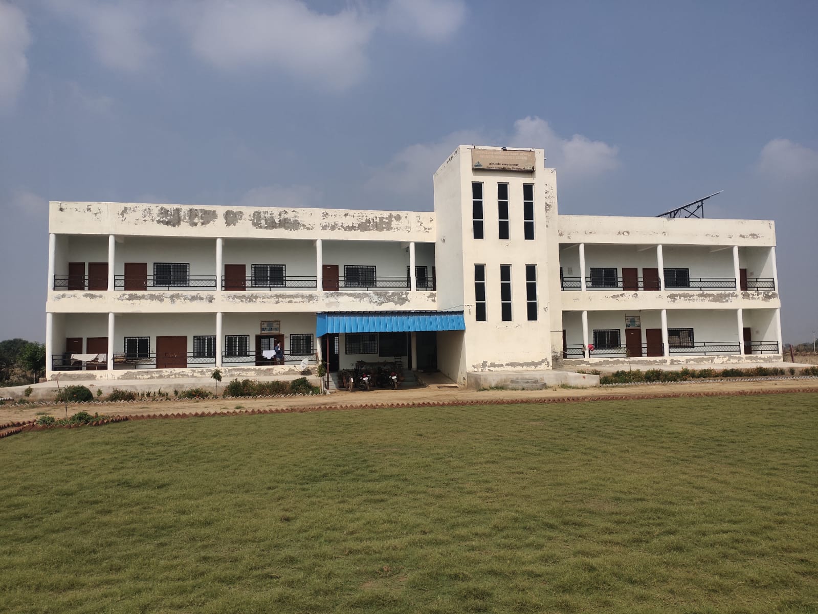  લલિતેશ કુશવાહા/ભરતપુરઃ દેશમાં હવે ખેડૂતો ઉપરાંત નિમ્ન સંસ્થાઓ પણ પરંપરાગત ખેતીને છોડીને કાર્બનિક ખાતરના માધ્યમથી રોકડ અને બાગાયતી પાકો પર વધારે ધ્યાન આપી રહ્યા છે. કારણ કે, આ રીતે ખેતીથી સંસ્થાઓને ઓછા ખર્ચે વધારે નફો થાય છે. જો વાત કરવામાં આવે રાજસ્થાનના ભરતપુર જિલ્લાના ઉચ્ચેન ઉપખંડના ગામ ખરેરામાં એકલ ગ્રામોદય ફાઉન્ડેશન અને એકલ વિદ્યાલય ફાઉન્ડેશન ઓફ અમેરિકા સાથે સંબંધિત સિનસિનાટી ડેટન ગ્રુપ અમેરિકા દ્વારા સંચાલિત ગ્રામોત્થાન રિસોર્સ સેન્ટર ખાતે ઓર્ગેનિક ખાતરમાંથી શાકભાજી અને ઔષધિઓ ઉગાડવામાં આવી રહી છે.