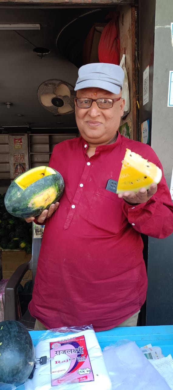  Kishor chudasama,jamnagar: ઉનાળાની શરૂઆત થતાની સાથે જ બજારમાં મોટા જથ્થામાં તરબૂચની આવક થતી હોય છે. મોટાભાગના લોકો ઉનાળાની કાળઝાળ ગરમીમાં તરબૂચ ખાવું વધુ પસંદ કરતા હોય છે. ત્યારે તમને જાણીને નવાઈ લાગશે કે, જામનગરમાં લાલ નહીં પરંતુ, પીળા કલરના તરબૂચનું પણ આગમન થયું છે.
