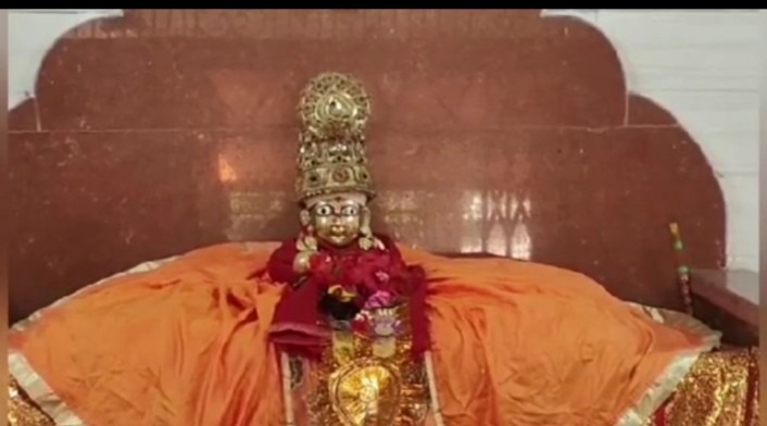  દાયકાઓ પહેલા મુખ્યાલયમાં સ્થાપિત રામલલા મંદિરથી લોકોની અગાધ શ્રદ્ધા જોડાયેલી છે. આમ તો દરરોજ લોકોની દિનચર્યાની શરુઆત પોતાના રામલલાના દર્શન સાથે થાય છે. પણ રામનવમીના અવસર પર મંદિરમાં શ્રદ્ધાળુઓનું આવક વધી જાય છે. રામલલા મંદિરમાં પૂજન સાથે રામનવમીની શરુઆત થાય છે. તો વળી અખાડાનું વિસર્જન પણ રામલલા મંદિરમાં જ થાય છે.