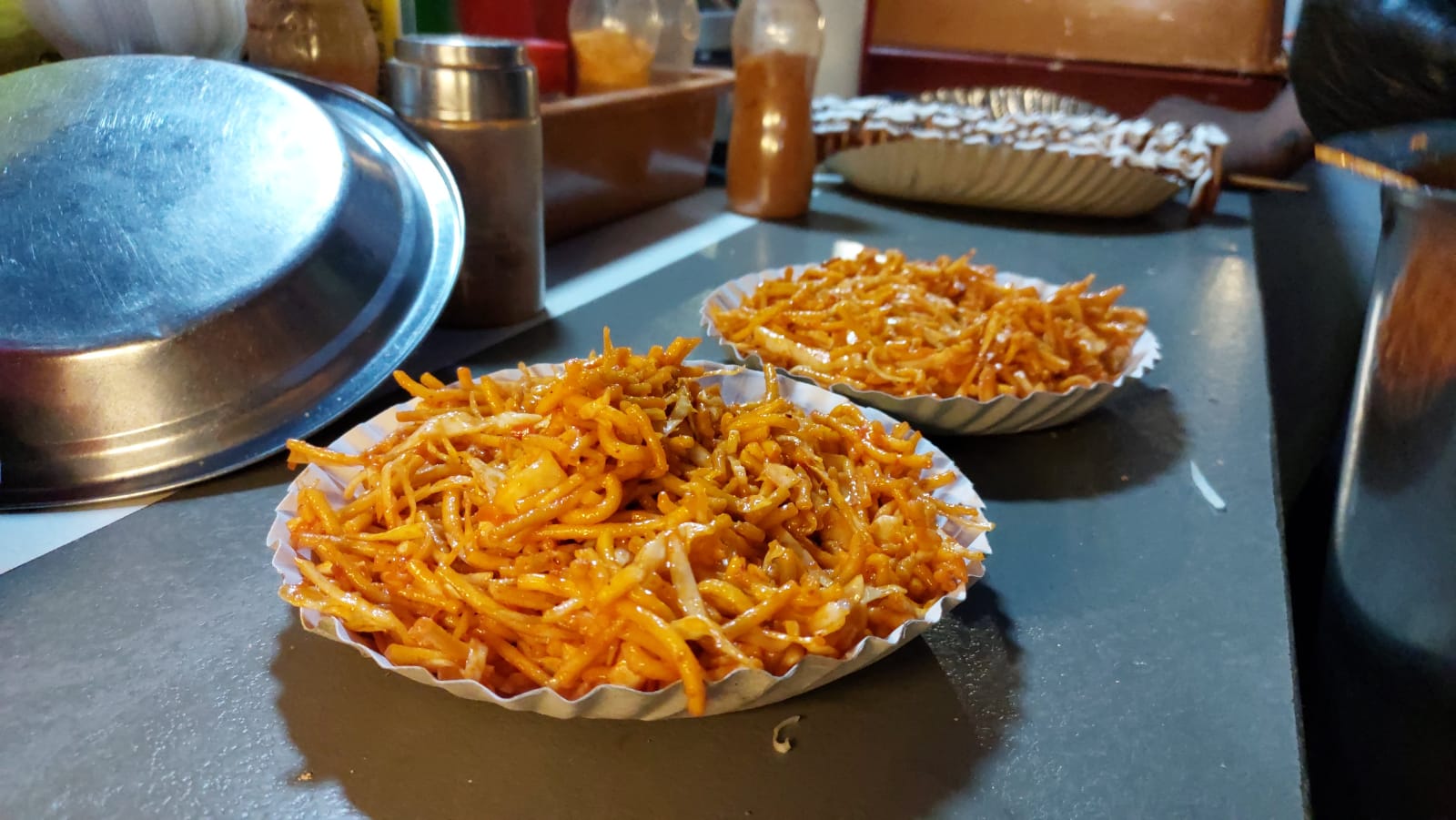  Nidhi Dave, Vadodara: એવી કહેવત છે કે, ગુજરાતીઓના લોહીમાં જ બિઝનેસ હોય છે. જણાવી દઈએ કે, વડોદરાના આ દંપતીએ નોકરી છોડીને ગીતો અને પિક્ચરોમાં મોડેલિંગ શરૂ કર્યું હતું.