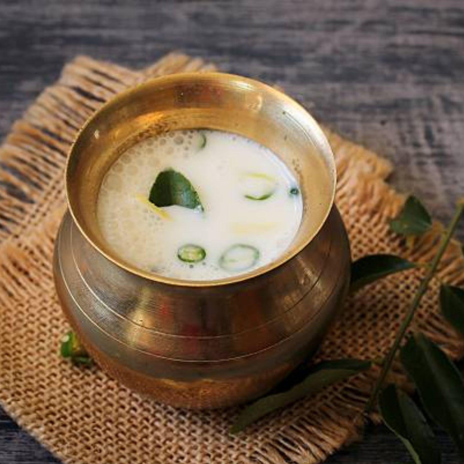 અળસીના બીજથી બનાવો છાશ (Flax seeds powder with buttermilk): તેના માટે અળસીના બીજને શેકીને તેનો પાવડર બનાવી લો અને પછી છાશમાં તેને મિક્સ કરીને પીવો. આ શરીરમાં મેટાબોલિઝમ ઝડપી બનાવવાની સાથે ફેટ બર્ન કરવામાં મદદરૂપ છે. અળસી ફાયબરથી ભરપૂર છે, જે શરીરમાં જમા ફેટને બર્ન કરે છે.