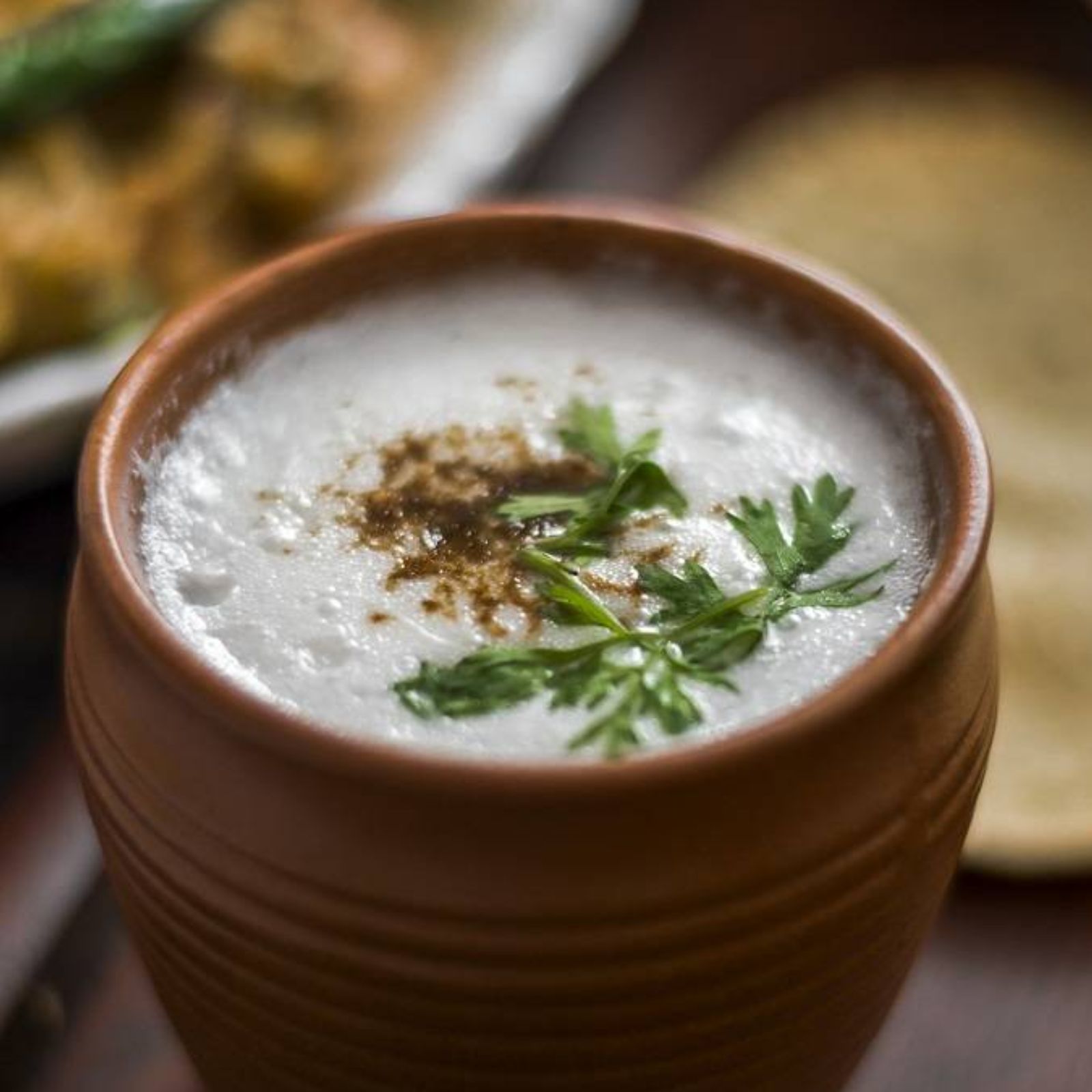 ચિયા સીડ્સ છાશ (Chia seeds Chach): ચિયા સીડ્સમાં ભરપૂર માત્રામાં ફાઈબર હોય છે અને તે પેટની મેટાબોલિક એક્ટિવિટીને વેગ આપે છે અને પેટમાં ભેજ અને જેલ જેવું કંપાઉન્ડ બનાવે છે, જે શરીરમાંથી ફેટ બહાર કાઢવાનું કામ કરે છે. આ માટે છાશ લો અને તેમાં ચિયા સીડ્સ ઉમેરો. આ પછી આ છાશનું સેવન કરો.