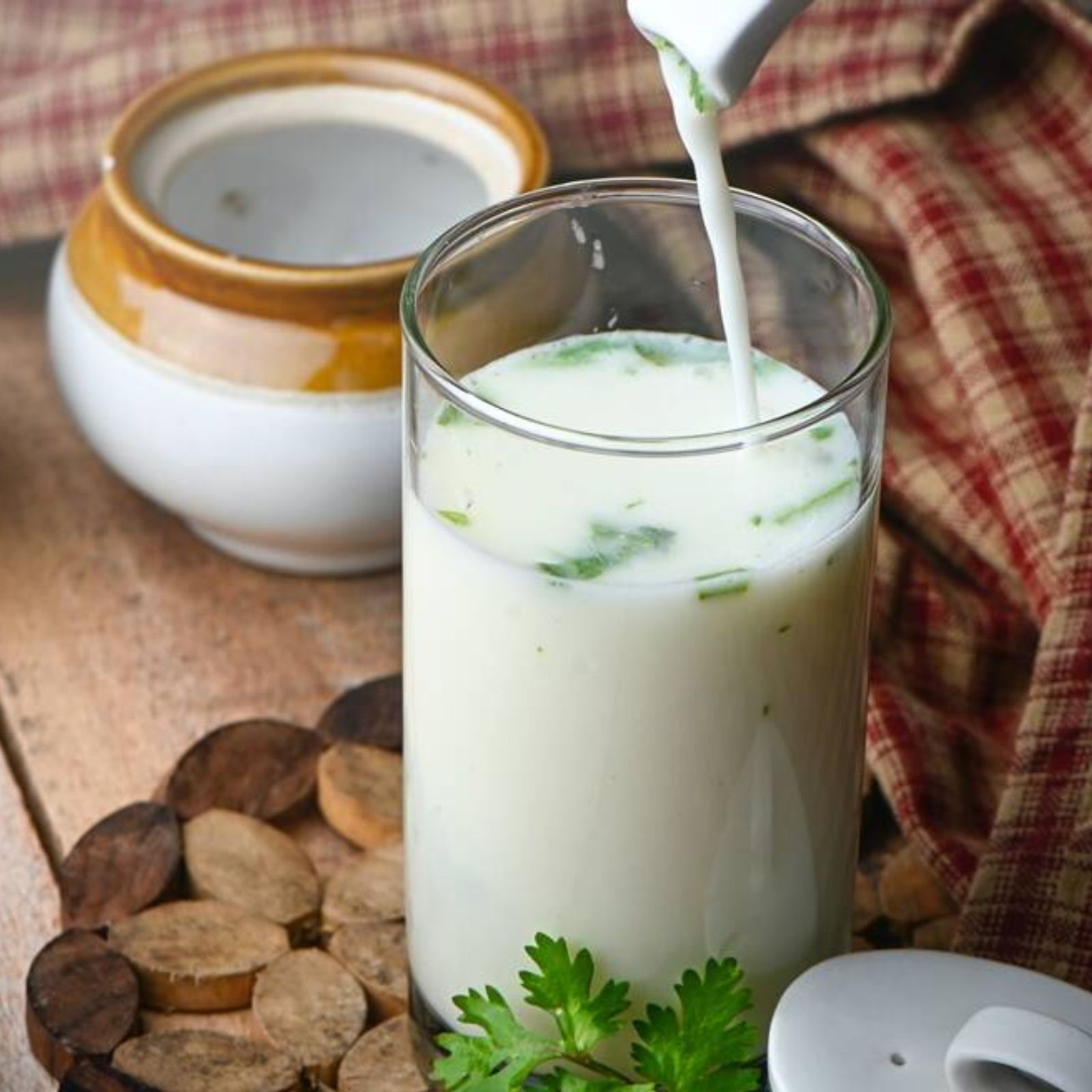 ફેટ બર્ન કરવા માટે પીવો છાશ (Buttermilk for weight loss): શિકંજી છાશ (Shikanji Chach)- શિકંજી છાશ ફેટ બર્ન કરવામાં ઘણી મદદ કરે છે. આ છાશ તમારા પેટની મેટાબોલિક એક્ટિવિટીમાં વધારો કરે છે અને પછી ફેટ મેટાબોલિઝમને ઝડપી બનાવવામાં મદદ કરે છે. એટલું જ નહીં, આ છાશ પેટને ભરેલું રાખવામાં અને કેલરી બર્ન કરવામાં મદદરૂપ છે. આ છાશ બનાવવા માટે લીંબુ અને સંચળ મિક્સ કરીને છાશમાં નાખો અને પછી ઉપર ફુદીનાના પાન નાખો અને પછી છાશનું સેવન કરો.