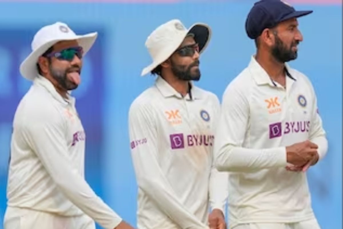  તાજેતરમાં બીસીસીઆઇ (BCCI)એ ખેલાડીઓના વાર્ષિક કોન્ટ્રાક્ટની યાદી જાહેર કરી હતી. આ યાદીમાં ઘણા સિનિયર ખેલાડીઓ પોતાની જગ્યા બનાવી શક્યા નથી. જ્યારે કેટલાક યુવા ખેલાડીઓને સારા પ્રદર્શન બદલ ઊંચું સ્થાન આપવામાં આવ્યું છે. રવિન્દ્ર જાડેજાને રોહિત શર્મા, વિરાટ કોહલી અને જસપ્રીત બુમરાહની સાથે એ+ કેટેગરીમાં સ્થાન મળ્યું છે. બીજી તરફ હાર્દિક પંડ્યા પણ કેટેગરી Cમાંથી એમાં સ્થાન મેળવવામાં સફળ રહ્યો છે.