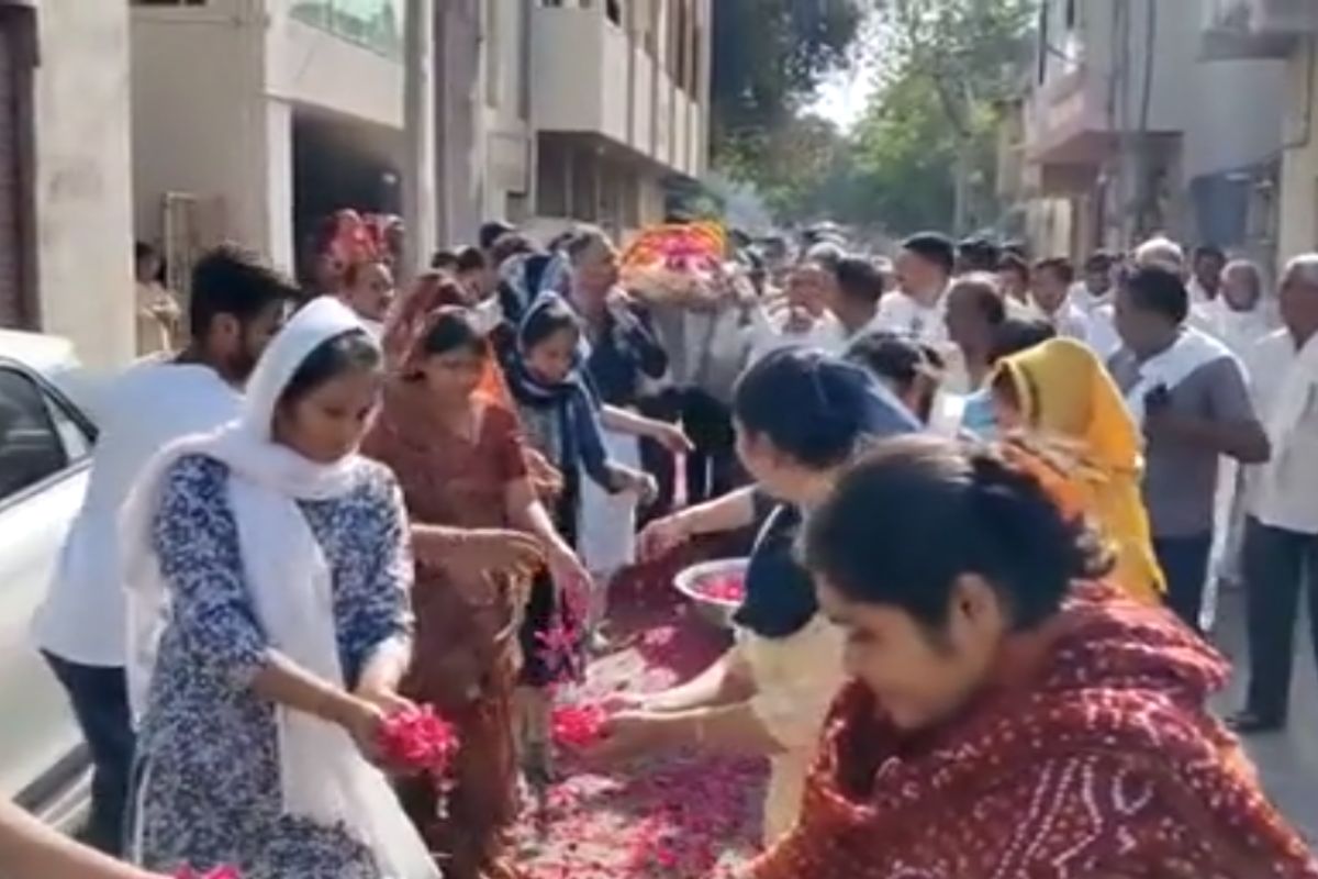  ગોંડલ: ગોંડલમાં 106 વર્ષનાં વૃદ્ધાના નિધન બાદ પરિવારે વાજતે-ગાજતે અંતિમયાત્રા કાઢી હતી. સતાયુ જીવન જીવી ચૂકેલા મણીબેનનાં મૃત્યુ બાદ પરિવારજનોએ શોક વ્યક્ત કરવાના બદલે વાજતે-ગાજતે મણીબેનની અંતિમયાત્રા કાઢી હતી. અંતિમ વિદાયમાં મોટી સંખ્યામાં લોકો જોડાયા હતા. પરિવારજનોએ અબિલ-ગુલાલ-કંકુની છોળો ઉડાડી, માર્ગ ઉપર ઠેર-ઠેર સાથિયા પૂરી મણીમાને અંતિમ વિદાઈ આપી હતી. 106 વર્ષની ઉંમરે પણ આજ સુધી મણીમાએ હોસ્પિટલ કે દવાનો આસરો લીધો નહોતો. આ વૃદ્ધાએ એક-બે નહીં પરંતુ પૂરી પાંચ પેઢી જોઈ છે અને તેમની સાથે રહ્યા છે. મણીમા આજ સુધી કોઈપણ ચૂંટણીમાં મતદાન કરવાનું ચૂક્યા નથી. તેમણે પરિવારને પણ મતદાન કરવા અને રાષ્ટ્ર પ્રત્યેની ફરજ બજાવવા પ્રેરણા આપી છે. તેમણે પરિવારને કહ્યું હતું કે, "લીલીવાડી મુકીને જાવ છું. મારી પાછળ કોઈ રડતા નહીં." જેથી પરિવારે મણીબાને ધામ-ધૂમથી અંતિમ વિદાય આપી હતી.