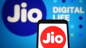  Jio Plus ફેમિલી પ્લાનઃ Jio Plus પ્લાનમાં પ્રથમ કનેક્શન માટે ગ્રાહકે 399 રૂપિયા ચૂકવવા પડશે. આ પ્લાનમાં 3 વધારાના કનેક્શન ઉમેરી શકાય છે. ચાલો જાણીએ કે આ પ્લાનની કુલ કિંમત કેટલી હશે અને તેના ફાયદા શું છે.