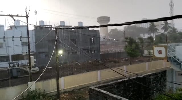 હવામાન વિભાગની નવી આગાહી સામે આવતાં IPL મેચના રસિકોને હાશકારો થયો છે. IPL દરમિયાન વરસાદની શક્યતા નહીંવત છે. જ્યારે આગામી બે દિવસ વરસાદની આગાહી કરવામાં આવી છે. આજે અને આવતીકાલે રાજ્યના જુદા-જુદા ભાગોમાં હળવાથી મધ્યમ વરસાદની આગાહી છે. કરા પડવાની શક્યતા નહિવતછે. સાથે જ કેટલાક વિસ્તારોમાં ઠંડરસ્ટ્રોમની શક્યતા છે.