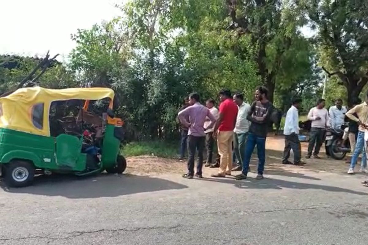  મહેસાણા: ખેરાલુ તાલુકાના ગોરીસણા પાસે રિક્ષા અને ઇકો કાર વચ્ચે અકસ્માત સર્જાતા ત્રણ લોકોના મોત થયા છે. આ ગોઝારા અક્સમાતમાં ઇજાગ્રસ્ત ત્રણ લોકોના મોત નીપજ્યા છે. એક વ્યક્તિનું ઘટનાસ્થળે તો અન્ય બે વ્યક્તિઓનાં સારવાર દરમિયાન મોત નીપજ્યા છે. પોલીસે આ અંગેનો ગુનો નોંધીને તપાસ હાથ ધરી હતી. નોંધનીય છે કે, ત્રણેય મૃતકો ખેરાલું બાળાપીરના ઠાકોર વાસનાં રહેવાસી છે.