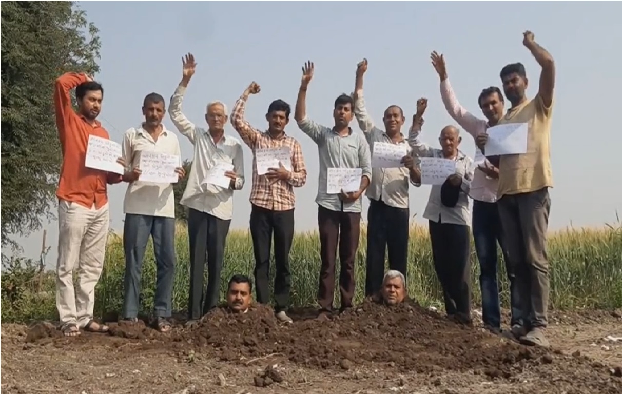  મુનાફ બકાલી, જેતપુરઃ ધોરાજી પંથકના ખેડૂતોને જણસીના પોષણક્ષમ ભાવ ન મળતા ખેડૂતોમાં નારાજગી જોવા મળી રહી છે. ખેડૂતોએ સમાધિ કાર્યક્રમ યોજી ઈચ્છા મૃત્યુની માગ કરી છે. ઘંઉ, કપાસ, સોયાબિન, મગફળી તથા અન્ય પાકના ભાવ ન મળતા ખેડૂતો ચિંતિત છે. સૂત્રોચ્ચાર કરી ખેડૂતોએ સરકાર પાસે પોષણક્ષમ ભાવની માગ કરી છે. પોતાની વાત સરકાર સુધી પહોંચાડવા માટે સમાધિ કાર્યક્રમ યોજવામાં આવ્યો હતો. ખેડૂતોએ અનોખો વિરોધ નોંધાવી ઈચ્છા મૃત્યુની માગ કરી છે.