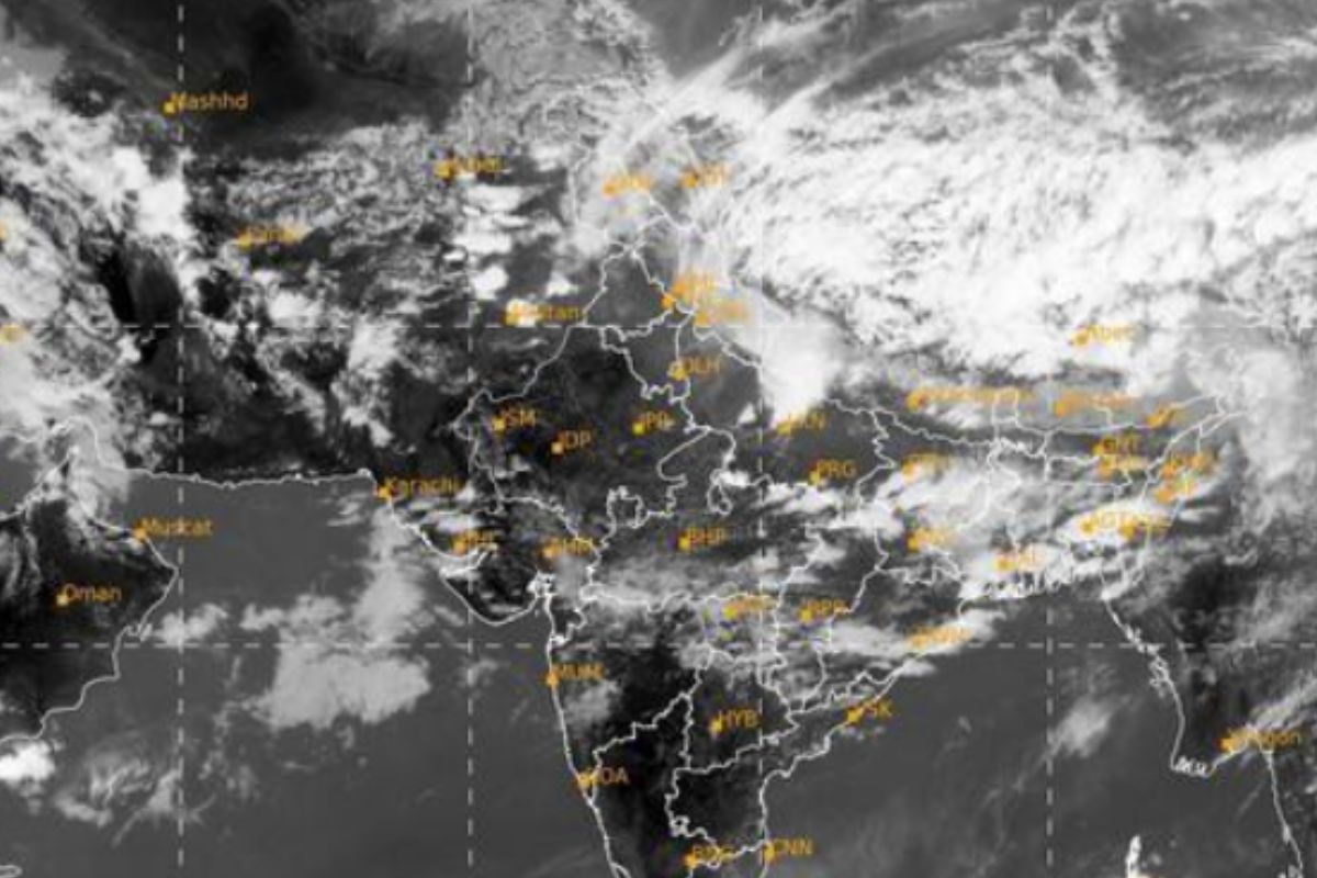  વિભુ પટેલ, અમદાવાદ: રાજ્યમાં માવઠાનો માર હજુ યથાવત રહેવાનો છે. હવામાન વિભાગના અનુમાન મુજબ આગામી 3 દિવસ ગાજવીજ અને ભારે પવન સાથે સામાન્ય વરસાદ રાજ્યના અમુક ભાગમાં થશે. હવામાન નિષ્ણાત અંબાલાલ પટેલેનું અનુમાન છે કે, 26થી 28 માર્ચ દરમિયાન ફરી માવઠું થવાના અંધાણ છે. ફરી એક સિસ્ટમ સક્રિય થશે અને અરબુ સમુદ્રનો ભેજ ગુજરાત તરફ આવશે. દરિયામાં ઉંચા મોજા ઉછળશે. સાથે જ ભારે પવન પણ ફૂંકાશે. જેની અસરના કારણે દક્ષિણ ગુજરાત, ઉતર ગુજરાત અને સૌરાષ્ટ્રના અમુક ભાગોમાં હળવું માવઠું થવાનું અનુમાન છે. તેમજ એપ્રિલના પહેલા સપ્તાહમાં પણ વાતાવરણાં પલટો આવશે અને રાજ્યમાં અલગ-અલગ ભાગમાં માવઠું થશે.