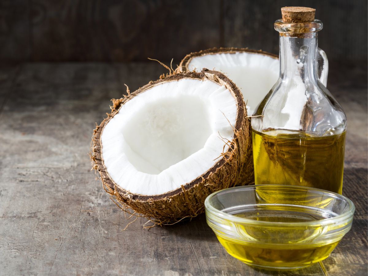 Coconut oil vs Olive oil: આજે આપણે વાત કરીશું નારિયેળ તેલ અથવા ઓલિવ ઓઇલ બંનેમાંથી હેલ્થ માટે કયુ તેલ બેસ્ટ છે. ઘણા લોકોના મનમાં એ સવાલ છે કે કયુ કુકિંગ ઓઇલ આપણા સ્વાસ્થ્ય માટે સારુ છે. કયા તેલમાં કેલરીની માત્રા કેટલી હોય છે? આજે અમે તમારા તમામ ભ્રમ દૂર કરી દઇશું. આજે અમે તમે જણાવીશું કે ડેઇલી રૂટિનમાં ઓલિવ ઓઇલ કે નારિયેળનું તેલ ઉપયોગમાં લેવું જોઇએ કે નહીં.