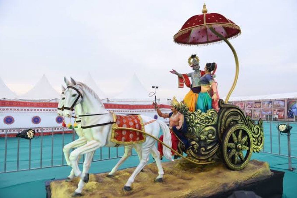  ગુજરાતમાં ત્રીજા નંબરનું સ્થાન ધરાવતો માધવપુર (ઘેડ)નો ઐતિહાસિક લોકમેળો શ્રીકૃષ્ણ અને રૂકમણીજીની લગ્નપ્રસંગની ઝાંખી કરાવે છે. ચૈત્ર મહિ‌નાની રામનવમીથી તેરસ સુધી પાંચ દિવસનો યોજાતો આ ભાતીગળ લોકમેળો અનોખી ભાત પાડે છે.