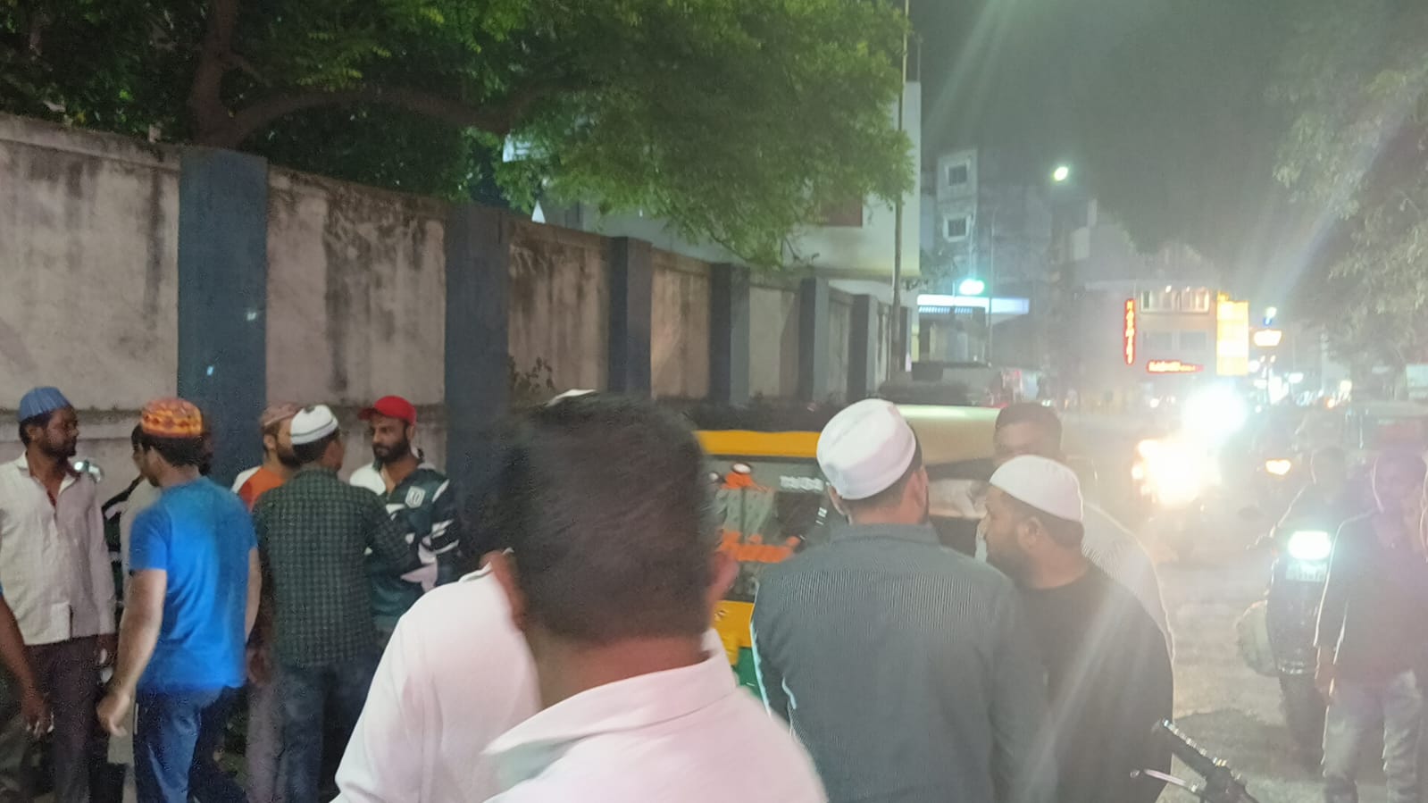  જોકે, ઘટનાના પગલે પોલીસ સ્ટેશન બહાર લોકોના ટોળેટોળા વળી ગયા હતા. જે લોકોને પોલીસ દ્વારા સમજાવી રવાના કરવામાં આવ્યા હતા.