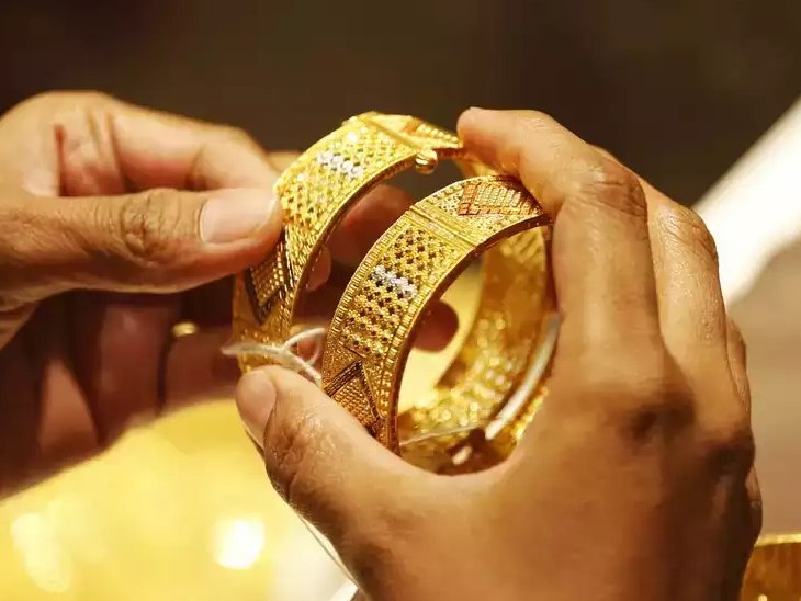  Parth Patel, Ahmedabad: સોના-ચાંદી માટે પ્રખ્યાત બજાર એવા અમદાવાદમાં સોનાના ભાવમાં આજે ઘટાડો નોંધાયો છે તો બીજી બાજૂ ચાંદીના ભાવમાં આજે વધારો નોંધાયો છે.