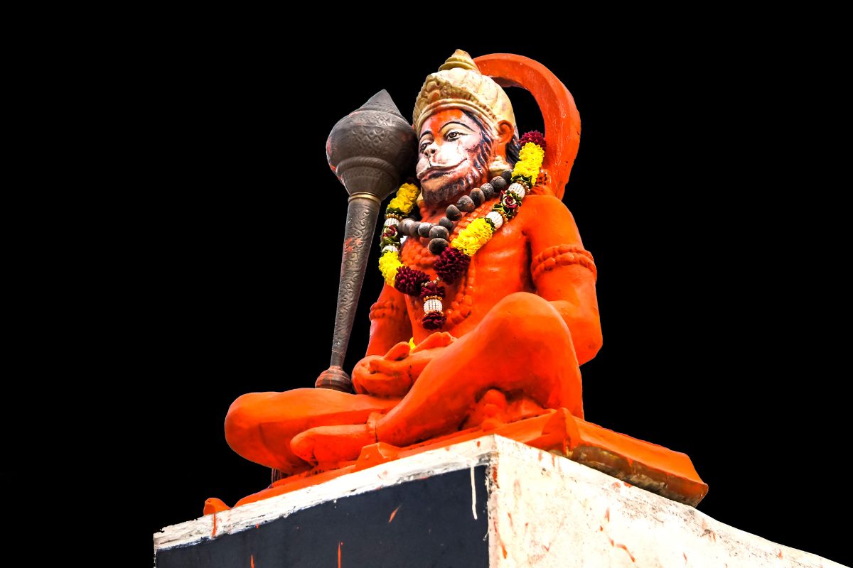 2. તમારું માથું નમાવશો નહીં<br />ધાર્મિક માન્યતાઓ અનુસાર, કોઈ પણ સ્ત્રી પવનના પુત્ર હનુમાનની સામે માથું નમાવતી નથી, જેને કલયુગના દેવતા કહેવામાં આવે છે. આ એટલા માટે છે કારણ કે બજરંગબલી પોતે દેવી સીતાને પોતાની માતા માને છે અને તે દરેક વયની સ્ત્રીઓને માતા તરીકે માને છે. તે નથી ઈચ્છતા કે કોઈ પણ મહિલા તેમની સામે ઝૂકશે. જ્યારે પણ બજરંગબલીની પૂજા કરો ત્યારે ધ્યાન રાખો કે તેમની સામે માથું નમાવ્યા વિના હાથ જોડીને પ્રણામ કરો અને કોઈપણ ભૂલ માટે ક્ષમા માગો.