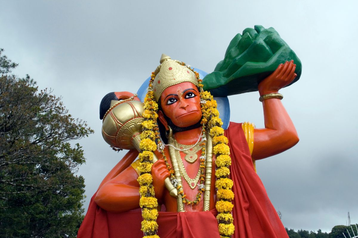 Gave this boon to Mata Janaki: According to legend, when Hanumanji reached Lanka in search of Mata Sita, he met Mata Sita at the Ashoka Vatika. It was then that Mother Janaki gave the boon of immortality to Hanumanji and told Hanumanji that he would continue to protect the devotees of Lord Rama in the same way in every age.