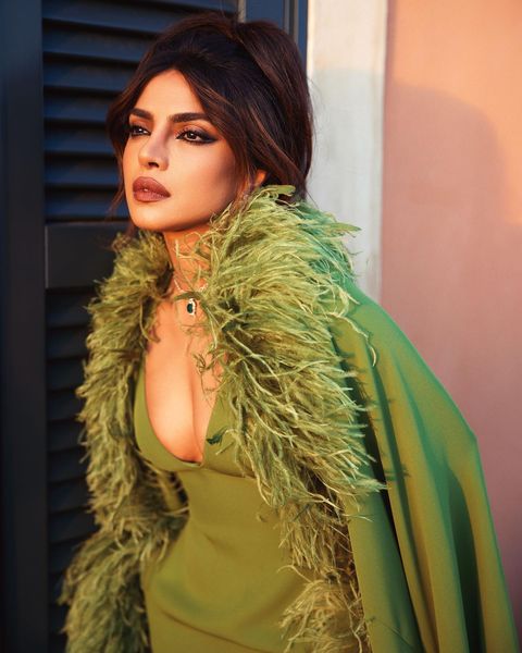  Priyanka Chopra Interview: બોલિવૂડ એક્ટ્રેસ પ્રિયંકા ચોપરા (Priyanka Chopra) પોતાના બોલ્ડ સ્ટેટમેન્ટના કારણે અવારનવાર ચર્ચામાં આવે છે. પ્રિયંકા ચોપરા પાછલા ઘણા સમયથી બોલિવૂડ અને ફિલ્મ ઇન્ડસ્ટ્રીને લઇને મોટા-મોટા ખુલાસા કરી રહી છે. પહેલા પ્રિયંકા ચોપરાએ ઇન્ડસ્ટ્રીમાં ફેલાયેલા નેપોટિઝમને લઇને વાત કરી, તે બાદ એક્ટ્રેસે જણાવ્યું કે કઇ રીતે તેને ઇન્ડસ્ટ્રીના લોકોએ તેને કોર્નર કરી દીધી હતી.