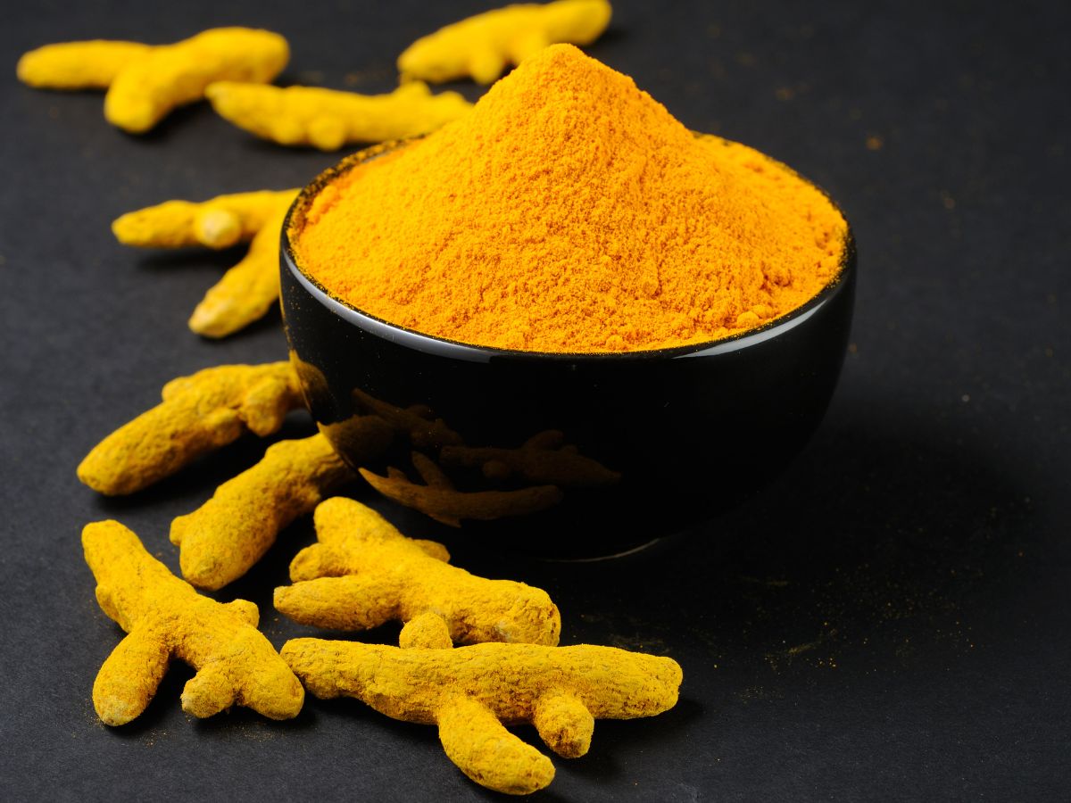  Haldi Vastu Tips: હિંદુ ધર્મમાં વાસ્તુશાસ્ત્રનું મહત્વ જણાવવામાં આવ્યું છે. વાસ્તુશાસ્ત્રના ઉપાયોના અનેક ફાયદાઓ જણાવવામાં આવ્યા છે. વાસ્તુશાસ્ત્રમાં હળદરનું મહત્વ જણાવવામાં આવ્યું છે. ઔષધીય ગુણોથી ભરપૂર હળદર જ્યાં સ્વાસ્થ્ય માટે ફાયદાકારક હોય છે, ત્યાં કોઈ ધાર્મિક કાર્યમાં તેનો ઉપયોગ કરવો પણ ખૂબ જ શુભ માનવામાં આવે છે. હળદરના અનેક ઉપાય કરવાથી જીવનમાં ભરપૂર ધન અને સુખ-સમૃદ્ધિ આવે છે. ચાલો તમને ભોપાલ નિવાસી જ્યોતિષ અને વાસ્તુ સલાહકાર હિતેન્દ્ર કુમાર શર્માના જણાવ્યા અનુસાર હળદરના ઉપાયો જણાવીએ.