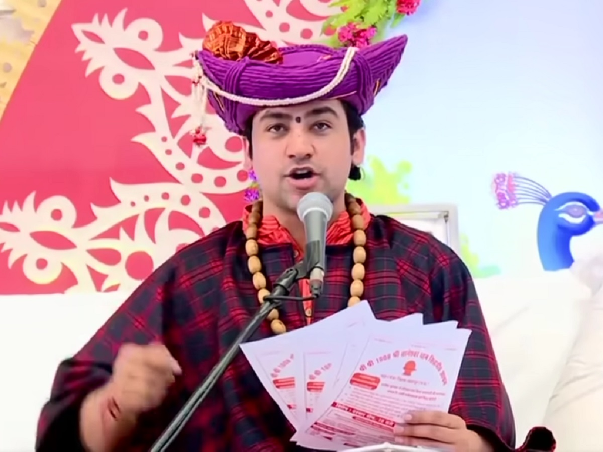  સંજય ટાંક, અમદાવાદ: આગામી 29 અને 30 મેના રોજ અમદાવાદના ઘાટલોડિયા વિસ્તારમાં બાબા બાગેશ્વર એટલે કે ધિરેન્દ્ર શાસ્ત્રીનો દિવ્ય દરબાર યોજાવાનો છે. જેને લઈને અમદાવાદનું તંત્ર એલર્ટ થઈ ગયું છે. બાબાના દર્શન માટે અને બાબાના દિવ્ય દરબારનો લાભ લેવા માટે ઉમટતી ભીડને ધ્યાને રાખીને ટ્રાફિક વિભાગ દ્વારા ખાસ એક્શન પ્લાન તૈયાર કરી દેવાયો છે. ખાસ કરીને જ્યાં બાબા બાગેશ્વરનો દિવ્ય દરબાર યોજાવાનો છે તે વિસ્તારના કેટલાક રસ્તાઓ પર વાહનોની અવરજવર પર પ્રતિબંધ લગાવવામાં આવશે. તેમજ વાહનચાલકોને અવર જવર માટે વૈકલ્પિક માર્ગ આપવાનું આયોજન કરવામાં આવ્યું છે. (ફાઇલ તસવીર)
