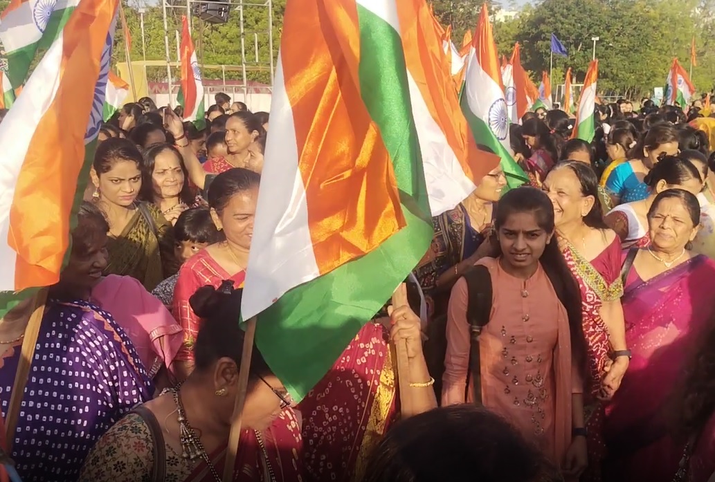 Rajkot news walkathon 2023 women wear Bandhani Patola saree - રાજકોટ વોકાથોન 2023 બાંધણી પટોળા સાડી News18 Gujarati