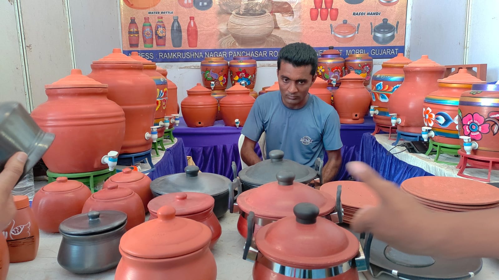  ભરૂચ : આદિ અનાદિ કાળથી માનવી માટીના વાસણનો ઉપયોગ કરતો આવ્યો છે. માટીના વાસણમાં જમવાનું શુદ્ધ અને ચોખ્ખું રહેવા સાથે પૌષ્ટિક રહેતું હોવાથી શરીર માટે ગુણકારી માનવામાં આવતું હતું. હાલ બદલાતી જીવનશૈલીના પગલે લોકોએ સ્ટીલ અને અન્ય ધાતુના વાસણોનો ઉપયોગ કરું કરી દીધો છે.