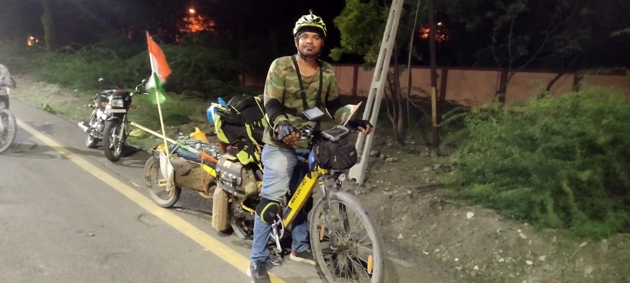 A young man from Vapi embarked on a cycle yatra to make people aware of bicycles