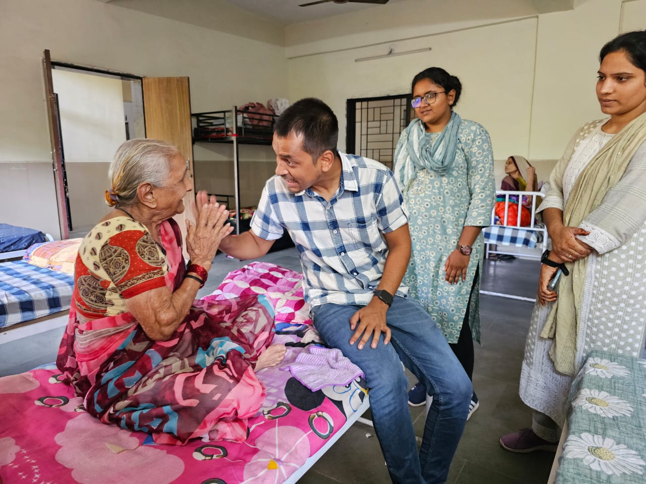 shelter home daughter abandoned 85 year old mother so Muslim youth gave her support