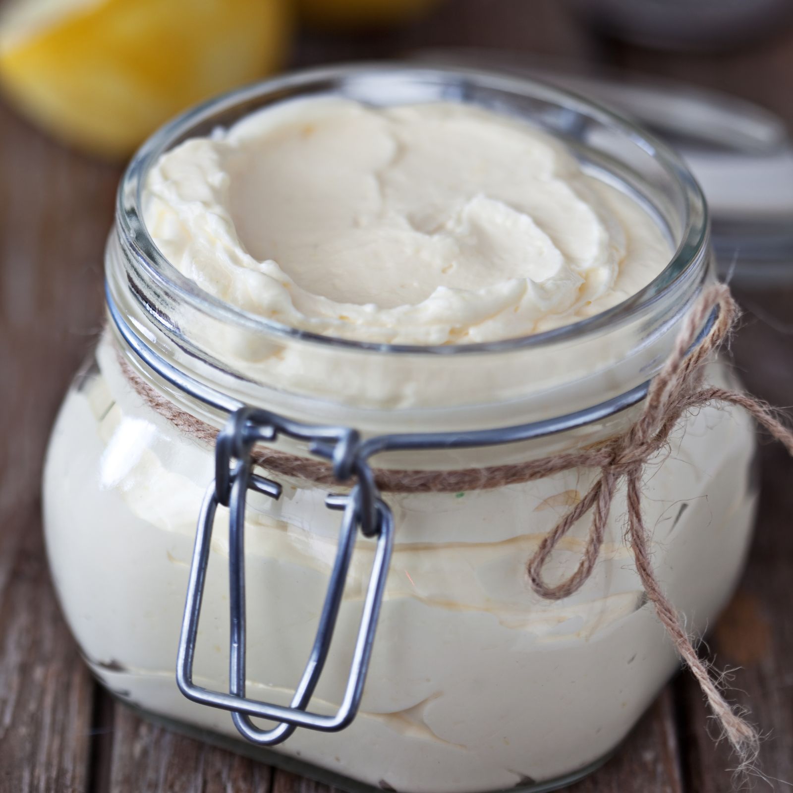  Use of curd: સામાન્ય રીતે ગરમીમાં દહીં વધારે ખાટું થઇ જાય છે. ઘણાં બધા લોકોના ઘરમાં મોળુ દહીં ખાવામાં આવે છે. ખાટું દહીં હેલ્થને કોઇ નુકસાન પહોંચાડતુ નથી, પરંતુ ટેસ્ટમાં અનેક લોકો ખટાશ ખાઇ શકતા નથી. આમ વાત કરવામાં આવે તો ખાટું દહીં ફેંકી દેતા હોય છે, પરંતુ તમને જણાવી દઇએ કે ખાટાં દહીંને તમે પણ ફેંકી દો છો તો હવેથી આ ભૂલ ના કરતા. ખાટાં દહીંનો ઉપયોગ તમે રસોડામાં અનેક રીતે કરી શકો છો. તો જાણો કેવી રીતે ખાટું દહીં તમારી મહેનતને ઓછી કરવાનું કામ કરે છે.