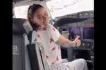 VIDEO: મહિલા સિંગરની શરમજનક હરકત, વિમાનના કૉકપિટમાં ઘુસી પેન્ટ ઉતારવા લાગી