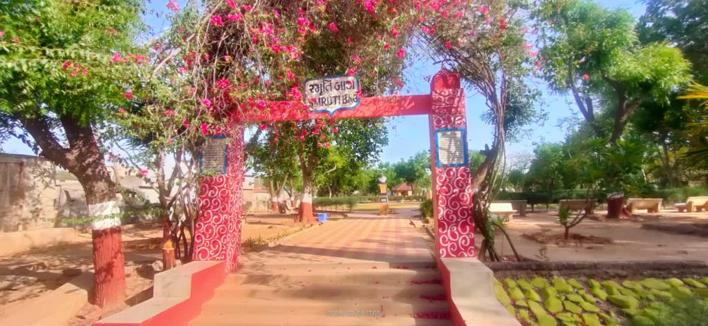 નાનકડા ગામમાં 13 બેંકો