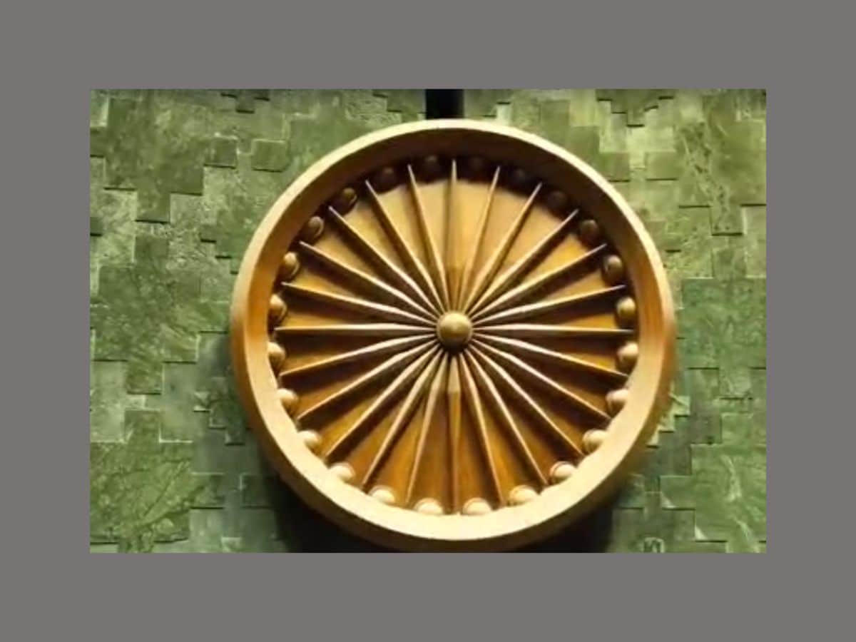 . લોકસભામાં અધ્યક્ષના આસન પર અશોક ચક્ર
