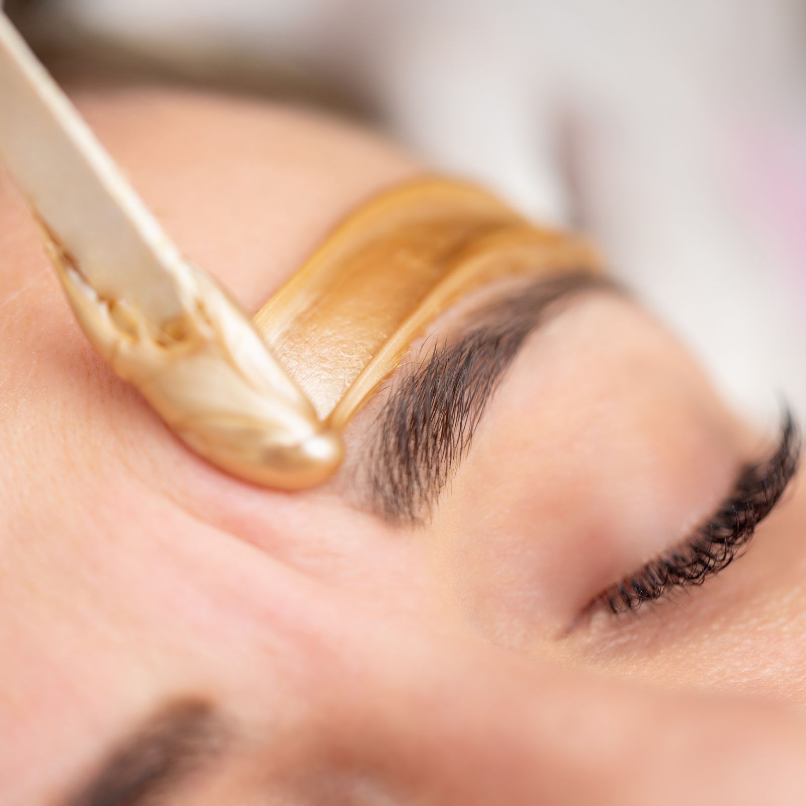  Bumps after waxing: બિકીની, હાથ, પગ, ફેસ તેમજ અંડરઆર્મ્સ જેવા શરીરના ભાગમાં વેક્સ લોકો કરાવતા હોય છે. વેક્સ કરાવવાથી સ્કિન પર રૂંવાટી નિકળી જાય છે અને ત્વચા મસ્ત થઇ જાય છે. આમ વાત કરવામાં આવે તો અનેક લોકોને વેક્સ કરાવ્યા પછી ફોલ્લીઓ, રેશિસ જેવી અનેક પ્રકારની સમસ્યાઓ થતી હોય છે. ઘણાં લોકોની સ્કિન વધારે સેન્સેટિવ હોય છે જેમને સ્કિનને લગતી સાઇડ ઇફેક્ટ્સ પણ થઇ શકે છે. આમ, વેક્સ કરાવતા પહેલાં અને પછી તમે ધ્યાન રાખો છો તો અનેક પ્રકારની સાઇડ ઇફેક્ટ્સથી બચી શકો છો. તો જાણો આ વિશે વધુમાં..